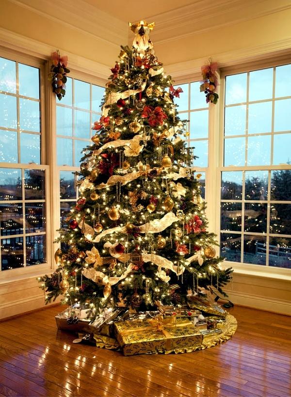 Trang trí văn phòng của bạn càng đẹp thì mùa Giáng sinh càng trở nên thú vị. Với cây thông Noel và các đồ trang trí như quả cầu và buồng trứng được kết hợp cùng nhau, hãy chắc chắn rằng không ai có thể khác biệt được.